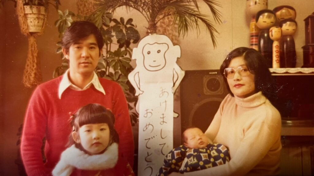 家族４人（父、母、姉、刈谷洋介）の集合写真｜母に抱かれる刈谷洋介の写真