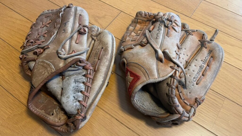 父とキャッチボールをした思い出のグローブ｜左が父、右が僕のグローブ