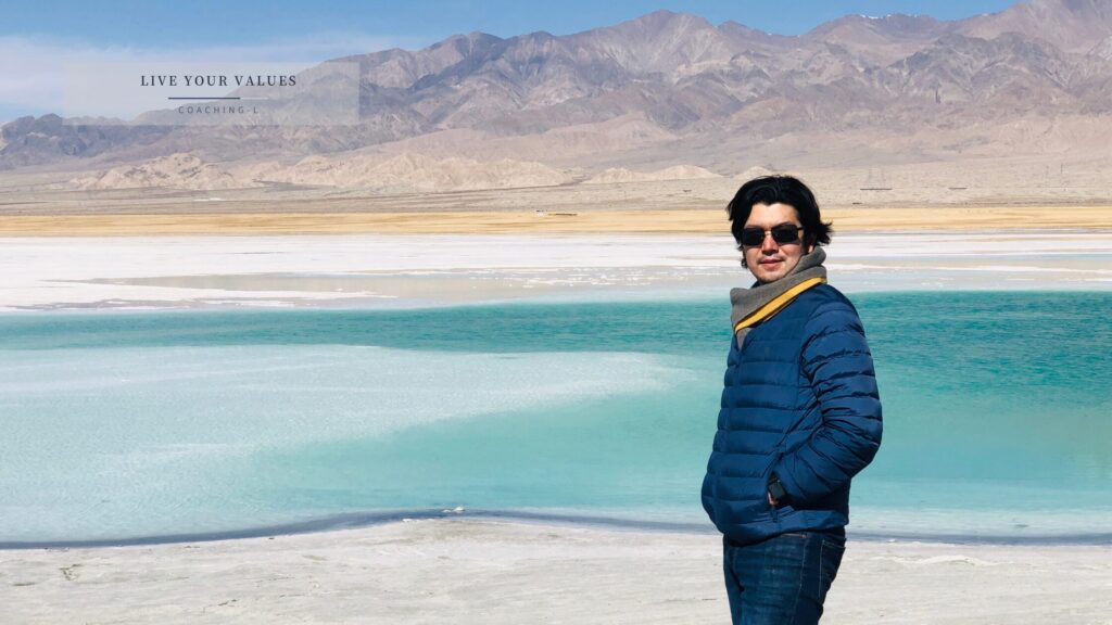 中国語コーチングを担当するPCC・MBAホルダー刈谷洋介。中国全省踏破の旅、青海省の翡翠湖にて撮影。